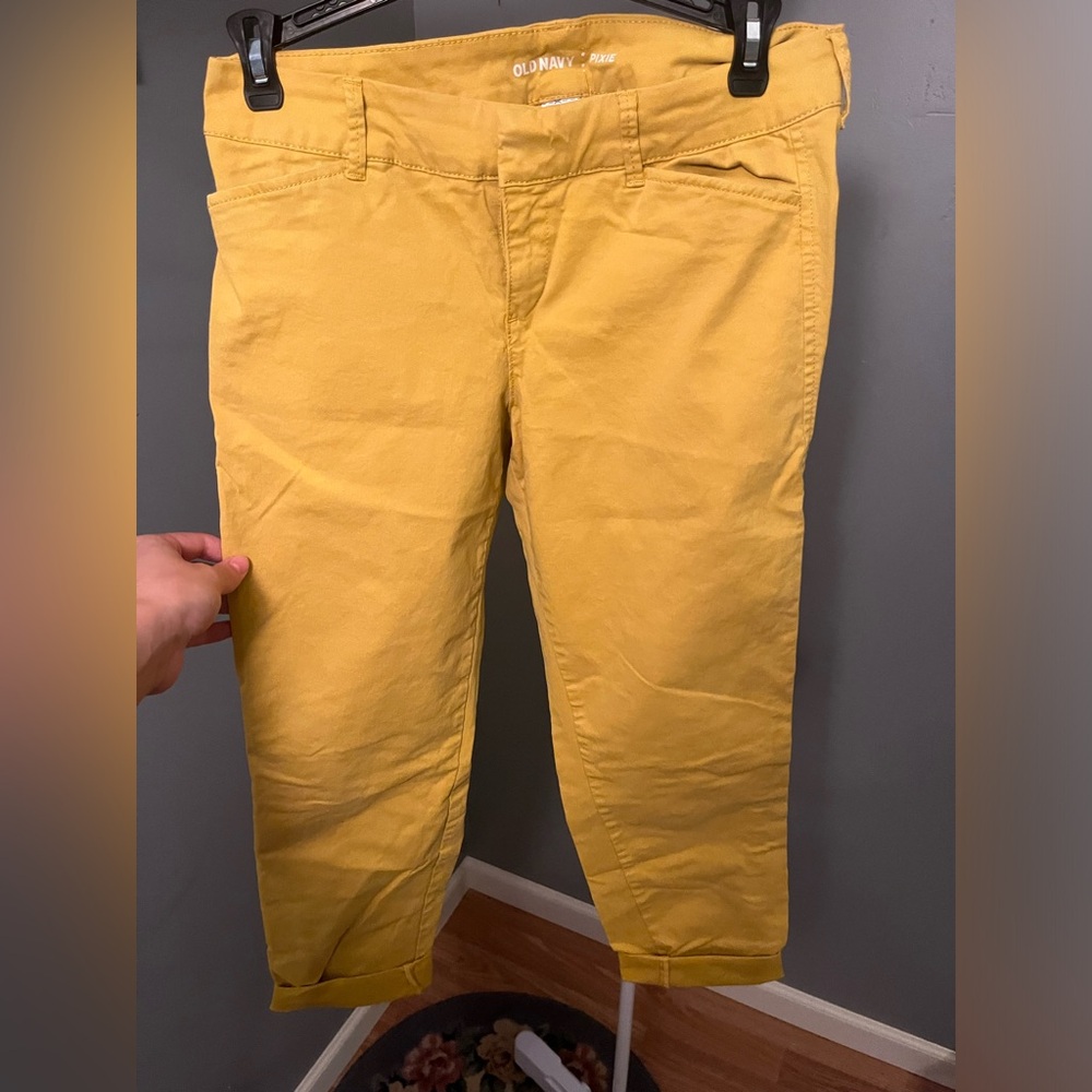 Yellow Old Navy pixie jeans, size 2